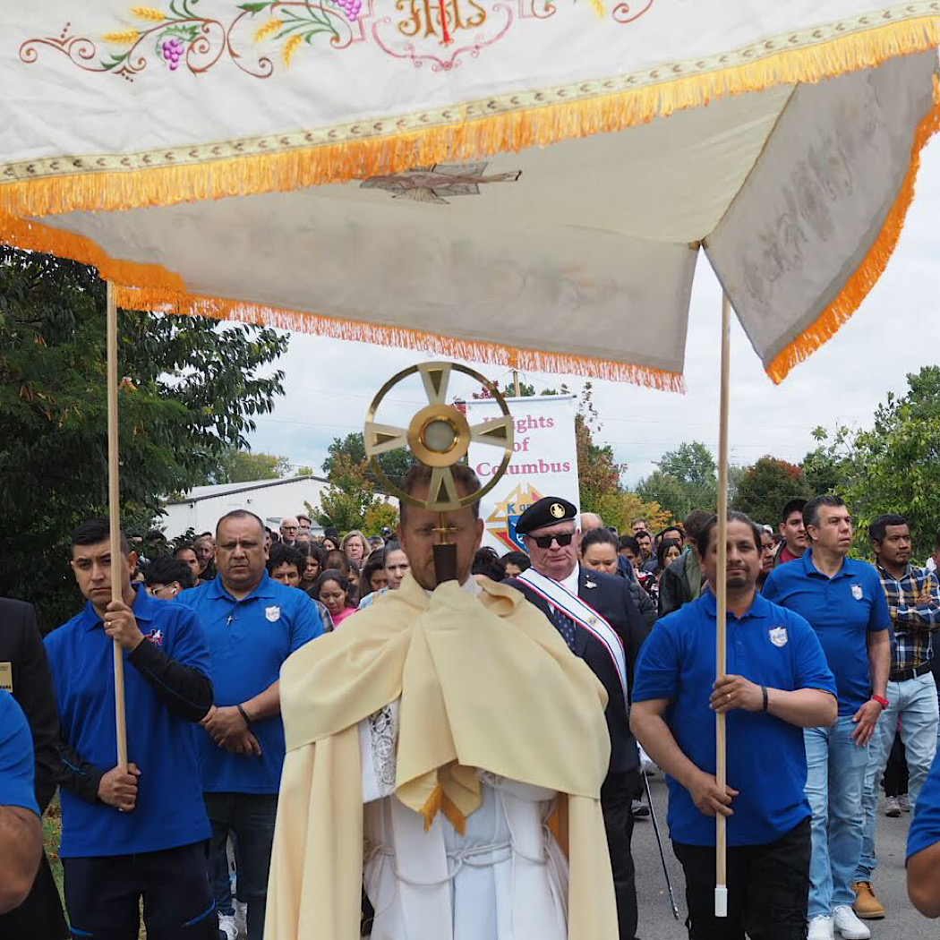 Realizaron procesión eucarística con fieles por las calles de Jeffersontown