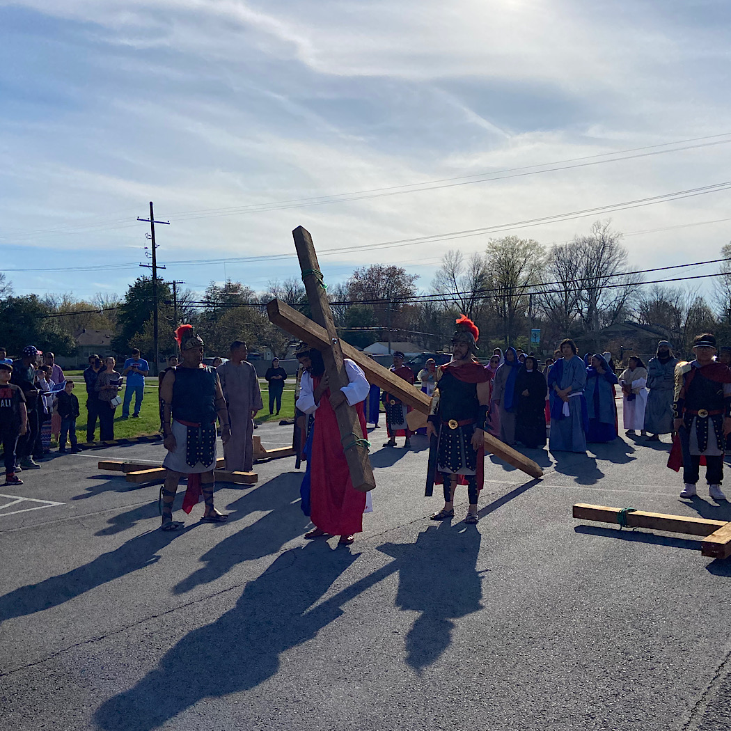 Realizan Viacrucis viviente en St Bartholomew de Louisville