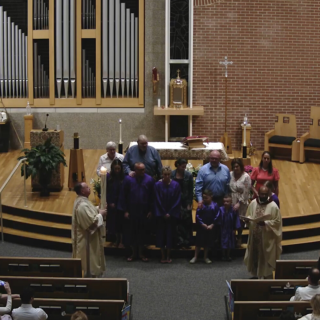 Fieles en Louisville participaron de la solemne Vigilia Pascual